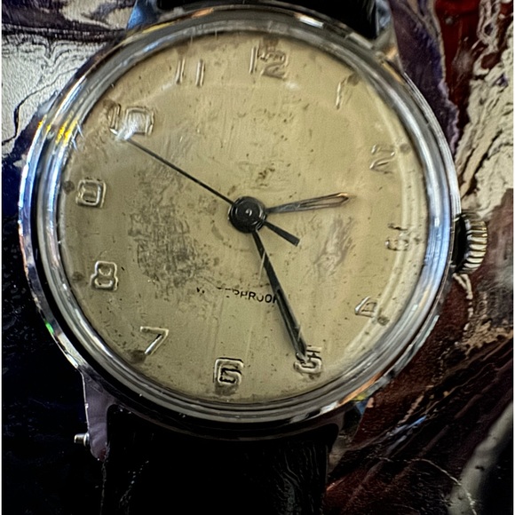 Running manual distressed watch - Picture 4 of 12